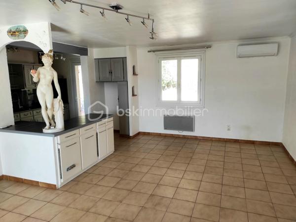 Taradeau !! Situé dans un quartier résidentiel calme et sans vis-à-vis, découvrez cette villa implantée sur un beau terrain de 1303 m² avec piscine.
La maison offre une habitation principale de plain-pied de 75 M2 + loggia 9 M2
Elle se compose comme suit :
1 cuisine américaine équipée
un vaste séjour lumineux donnant sur la terrasse le jardin et la piscine
2 chambres
une salle d’eau
1 wc séparé.
1 dressing
En rez-de-chaussée :
un studio indépendant d’environ 40 m², idéal pour revenu locatif, profession libérale ou accueillir famille et amis
un grand garage / atelier d’environ 40 m²
Les extérieurs proposent un cadre verdoyant, intime et ensoleillé, parfait pour profiter de la terrasse et de la piscine.
Les + du bien :
Climatisation réversible
Volet aluminium
Cheminée
Plusieurs dépendances
Terrain 1303 m²
Piscine
Sans vis-à-vis
Studio indépendant 40 m²
Grand garage / atelier
Bien rare sur le secteur, idéal pour résidence principale avec potentiel locatif