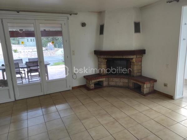 Taradeau !! Situé dans un quartier résidentiel calme et sans vis-à-vis, découvrez cette villa implantée sur un beau terrain de 1303 m² avec piscine.
La maison offre une habitation principale de plain-pied de 75 M2 + loggia 9 M2
Elle se compose comme suit :
1 cuisine américaine équipée
un vaste séjour lumineux donnant sur la terrasse le jardin et la piscine
2 chambres
une salle d’eau
1 wc séparé.
1 dressing
En rez-de-chaussée :
un studio indépendant d’environ 40 m², idéal pour revenu locatif, profession libérale ou accueillir famille et amis
un grand garage / atelier d’environ 40 m²
Les extérieurs proposent un cadre verdoyant, intime et ensoleillé, parfait pour profiter de la terrasse et de la piscine.
Les + du bien :
Climatisation réversible
Volet aluminium
Cheminée
Plusieurs dépendances
Terrain 1303 m²
Piscine
Sans vis-à-vis
Studio indépendant 40 m²
Grand garage / atelier
Bien rare sur le secteur, idéal pour résidence principale avec potentiel locatif