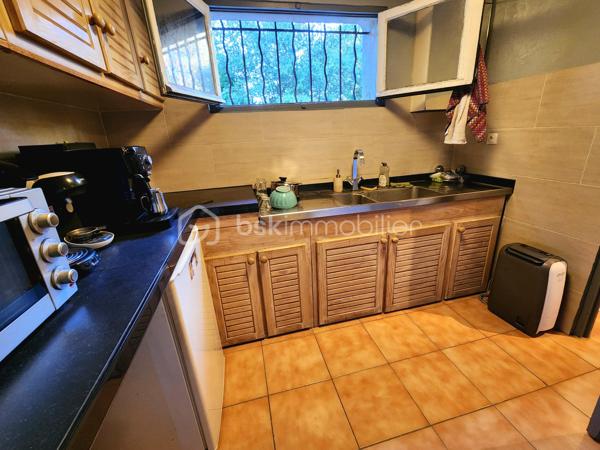 Taradeau !! Situé dans un quartier résidentiel calme et sans vis-à-vis, découvrez cette villa implantée sur un beau terrain de 1303 m² avec piscine.
La maison offre une habitation principale de plain-pied de 75 M2 + loggia 9 M2
Elle se compose comme suit :
1 cuisine américaine équipée
un vaste séjour lumineux donnant sur la terrasse le jardin et la piscine
2 chambres
une salle d’eau
1 wc séparé.
1 dressing
En rez-de-chaussée :
un studio indépendant d’environ 40 m², idéal pour revenu locatif, profession libérale ou accueillir famille et amis
un grand garage / atelier d’environ 40 m²
Les extérieurs proposent un cadre verdoyant, intime et ensoleillé, parfait pour profiter de la terrasse et de la piscine.
Les + du bien :
Climatisation réversible
Volet aluminium
Cheminée
Plusieurs dépendances
Terrain 1303 m²
Piscine
Sans vis-à-vis
Studio indépendant 40 m²
Grand garage / atelier
Bien rare sur le secteur, idéal pour résidence principale avec potentiel locatif