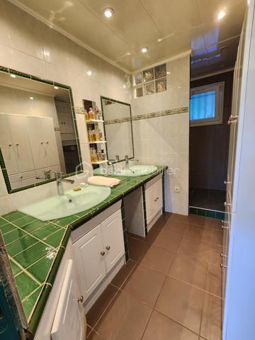 Taradeau !! Situé dans un quartier résidentiel calme et sans vis-à-vis, découvrez cette villa implantée sur un beau terrain de 1303 m² avec piscine.
La maison offre une habitation principale de plain-pied de 75 M2 + loggia 9 M2
Elle se compose comme suit :
1 cuisine américaine équipée
un vaste séjour lumineux donnant sur la terrasse le jardin et la piscine
2 chambres
une salle d’eau
1 wc séparé.
1 dressing
En rez-de-chaussée :
un studio indépendant d’environ 40 m², idéal pour revenu locatif, profession libérale ou accueillir famille et amis
un grand garage / atelier d’environ 40 m²
Les extérieurs proposent un cadre verdoyant, intime et ensoleillé, parfait pour profiter de la terrasse et de la piscine.
Les + du bien :
Climatisation réversible
Volet aluminium
Cheminée
Plusieurs dépendances
Terrain 1303 m²
Piscine
Sans vis-à-vis
Studio indépendant 40 m²
Grand garage / atelier
Bien rare sur le secteur, idéal pour résidence principale avec potentiel locatif