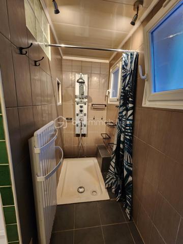 Taradeau !! Situé dans un quartier résidentiel calme et sans vis-à-vis, découvrez cette villa implantée sur un beau terrain de 1303 m² avec piscine.
La maison offre une habitation principale de plain-pied de 75 M2 + loggia 9 M2
Elle se compose comme suit :
1 cuisine américaine équipée
un vaste séjour lumineux donnant sur la terrasse le jardin et la piscine
2 chambres
une salle d’eau
1 wc séparé.
1 dressing
En rez-de-chaussée :
un studio indépendant d’environ 40 m², idéal pour revenu locatif, profession libérale ou accueillir famille et amis
un grand garage / atelier d’environ 40 m²
Les extérieurs proposent un cadre verdoyant, intime et ensoleillé, parfait pour profiter de la terrasse et de la piscine.
Les + du bien :
Climatisation réversible
Volet aluminium
Cheminée
Plusieurs dépendances
Terrain 1303 m²
Piscine
Sans vis-à-vis
Studio indépendant 40 m²
Grand garage / atelier
Bien rare sur le secteur, idéal pour résidence principale avec potentiel locatif