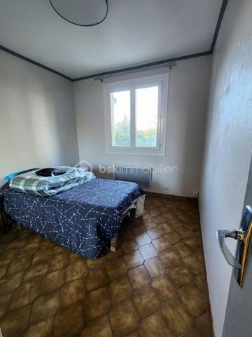 Taradeau !! Situé dans un quartier résidentiel calme et sans vis-à-vis, découvrez cette villa implantée sur un beau terrain de 1303 m² avec piscine.
La maison offre une habitation principale de plain-pied de 75 M2 + loggia 9 M2
Elle se compose comme suit :
1 cuisine américaine équipée
un vaste séjour lumineux donnant sur la terrasse le jardin et la piscine
2 chambres
une salle d’eau
1 wc séparé.
1 dressing
En rez-de-chaussée :
un studio indépendant d’environ 40 m², idéal pour revenu locatif, profession libérale ou accueillir famille et amis
un grand garage / atelier d’environ 40 m²
Les extérieurs proposent un cadre verdoyant, intime et ensoleillé, parfait pour profiter de la terrasse et de la piscine.
Les + du bien :
Climatisation réversible
Volet aluminium
Cheminée
Plusieurs dépendances
Terrain 1303 m²
Piscine
Sans vis-à-vis
Studio indépendant 40 m²
Grand garage / atelier
Bien rare sur le secteur, idéal pour résidence principale avec potentiel locatif
