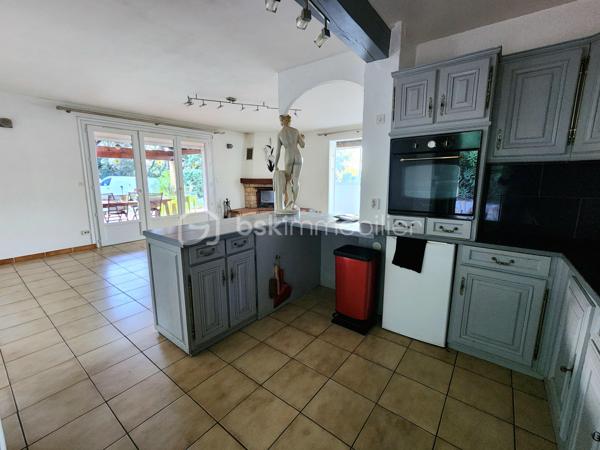 Taradeau !! Situé dans un quartier résidentiel calme et sans vis-à-vis, découvrez cette villa implantée sur un beau terrain de 1303 m² avec piscine.
La maison offre une habitation principale de plain-pied de 75 M2 + loggia 9 M2
Elle se compose comme suit :
1 cuisine américaine équipée
un vaste séjour lumineux donnant sur la terrasse le jardin et la piscine
2 chambres
une salle d’eau
1 wc séparé.
1 dressing
En rez-de-chaussée :
un studio indépendant d’environ 40 m², idéal pour revenu locatif, profession libérale ou accueillir famille et amis
un grand garage / atelier d’environ 40 m²
Les extérieurs proposent un cadre verdoyant, intime et ensoleillé, parfait pour profiter de la terrasse et de la piscine.
Les + du bien :
Climatisation réversible
Volet aluminium
Cheminée
Plusieurs dépendances
Terrain 1303 m²
Piscine
Sans vis-à-vis
Studio indépendant 40 m²
Grand garage / atelier
Bien rare sur le secteur, idéal pour résidence principale avec potentiel locatif