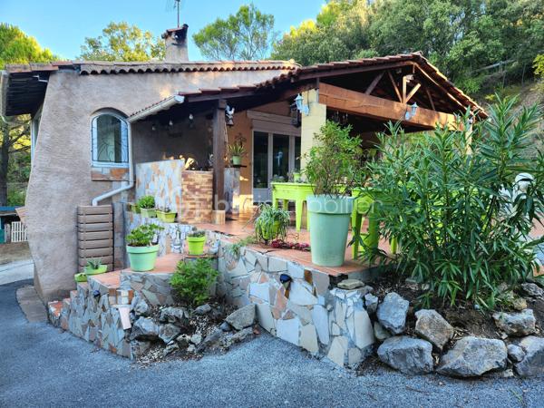 Taradeau !! Situé dans un quartier résidentiel calme et sans vis-à-vis, découvrez cette villa implantée sur un beau terrain de 1303 m² avec piscine.
La maison offre une habitation principale de plain-pied de 75 M2 + loggia 9 M2
Elle se compose comme suit :
1 cuisine américaine équipée
un vaste séjour lumineux donnant sur la terrasse le jardin et la piscine
2 chambres
une salle d’eau
1 wc séparé.
1 dressing
En rez-de-chaussée :
un studio indépendant d’environ 40 m², idéal pour revenu locatif, profession libérale ou accueillir famille et amis
un grand garage / atelier d’environ 40 m²
Les extérieurs proposent un cadre verdoyant, intime et ensoleillé, parfait pour profiter de la terrasse et de la piscine.
Les + du bien :
Climatisation réversible
Volet aluminium
Cheminée
Plusieurs dépendances
Terrain 1303 m²
Piscine
Sans vis-à-vis
Studio indépendant 40 m²
Grand garage / atelier
Bien rare sur le secteur, idéal pour résidence principale avec potentiel locatif