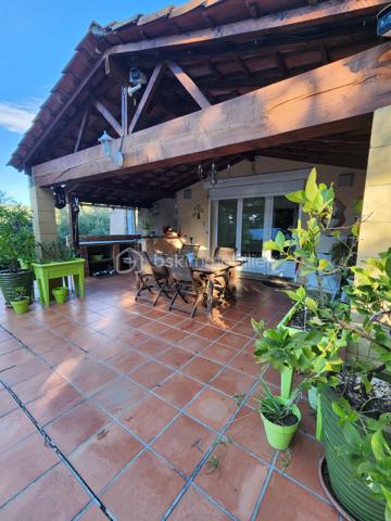 Taradeau !! Situé dans un quartier résidentiel calme et sans vis-à-vis, découvrez cette villa implantée sur un beau terrain de 1303 m² avec piscine.
La maison offre une habitation principale de plain-pied de 75 M2 + loggia 9 M2
Elle se compose comme suit :
1 cuisine américaine équipée
un vaste séjour lumineux donnant sur la terrasse le jardin et la piscine
2 chambres
une salle d’eau
1 wc séparé.
1 dressing
En rez-de-chaussée :
un studio indépendant d’environ 40 m², idéal pour revenu locatif, profession libérale ou accueillir famille et amis
un grand garage / atelier d’environ 40 m²
Les extérieurs proposent un cadre verdoyant, intime et ensoleillé, parfait pour profiter de la terrasse et de la piscine.
Les + du bien :
Climatisation réversible
Volet aluminium
Cheminée
Plusieurs dépendances
Terrain 1303 m²
Piscine
Sans vis-à-vis
Studio indépendant 40 m²
Grand garage / atelier
Bien rare sur le secteur, idéal pour résidence principale avec potentiel locatif