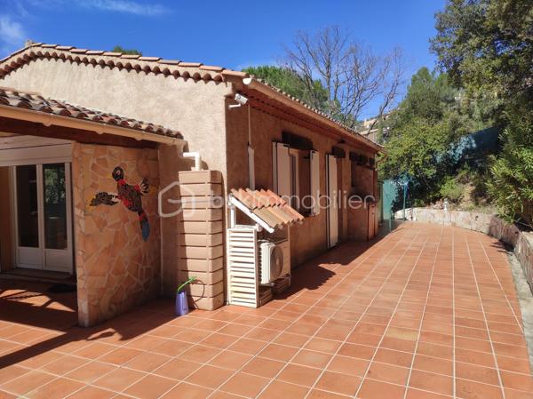 Taradeau !! Situé dans un quartier résidentiel calme et sans vis-à-vis, découvrez cette villa implantée sur un beau terrain de 1303 m² avec piscine.
La maison offre une habitation principale de plain-pied de 75 M2 + loggia 9 M2
Elle se compose comme suit :
1 cuisine américaine équipée
un vaste séjour lumineux donnant sur la terrasse le jardin et la piscine
2 chambres
une salle d’eau
1 wc séparé.
1 dressing
En rez-de-chaussée :
un studio indépendant d’environ 40 m², idéal pour revenu locatif, profession libérale ou accueillir famille et amis
un grand garage / atelier d’environ 40 m²
Les extérieurs proposent un cadre verdoyant, intime et ensoleillé, parfait pour profiter de la terrasse et de la piscine.
Les + du bien :
Climatisation réversible
Volet aluminium
Cheminée
Plusieurs dépendances
Terrain 1303 m²
Piscine
Sans vis-à-vis
Studio indépendant 40 m²
Grand garage / atelier
Bien rare sur le secteur, idéal pour résidence principale avec potentiel locatif