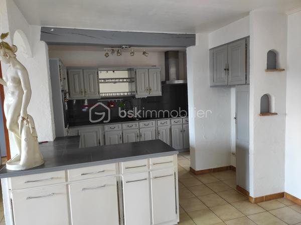 Taradeau !! Situé dans un quartier résidentiel calme et sans vis-à-vis, découvrez cette villa implantée sur un beau terrain de 1303 m² avec piscine.
La maison offre une habitation principale de plain-pied de 75 M2 + loggia 9 M2
Elle se compose comme suit :
1 cuisine américaine équipée
un vaste séjour lumineux donnant sur la terrasse le jardin et la piscine
2 chambres
une salle d’eau
1 wc séparé.
1 dressing
En rez-de-chaussée :
un studio indépendant d’environ 40 m², idéal pour revenu locatif, profession libérale ou accueillir famille et amis
un grand garage / atelier d’environ 40 m²
Les extérieurs proposent un cadre verdoyant, intime et ensoleillé, parfait pour profiter de la terrasse et de la piscine.
Les + du bien :
Climatisation réversible
Volet aluminium
Cheminée
Plusieurs dépendances
Terrain 1303 m²
Piscine
Sans vis-à-vis
Studio indépendant 40 m²
Grand garage / atelier
Bien rare sur le secteur, idéal pour résidence principale avec potentiel locatif