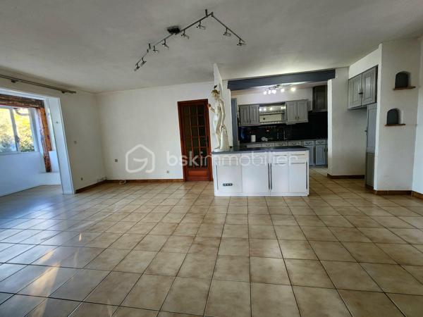 Taradeau !! Situé dans un quartier résidentiel calme et sans vis-à-vis, découvrez cette villa implantée sur un beau terrain de 1303 m² avec piscine.
La maison offre une habitation principale de plain-pied de 75 M2 + loggia 9 M2
Elle se compose comme suit :
1 cuisine américaine équipée
un vaste séjour lumineux donnant sur la terrasse le jardin et la piscine
2 chambres
une salle d’eau
1 wc séparé.
1 dressing
En rez-de-chaussée :
un studio indépendant d’environ 40 m², idéal pour revenu locatif, profession libérale ou accueillir famille et amis
un grand garage / atelier d’environ 40 m²
Les extérieurs proposent un cadre verdoyant, intime et ensoleillé, parfait pour profiter de la terrasse et de la piscine.
Les + du bien :
Climatisation réversible
Volet aluminium
Cheminée
Plusieurs dépendances
Terrain 1303 m²
Piscine
Sans vis-à-vis
Studio indépendant 40 m²
Grand garage / atelier
Bien rare sur le secteur, idéal pour résidence principale avec potentiel locatif