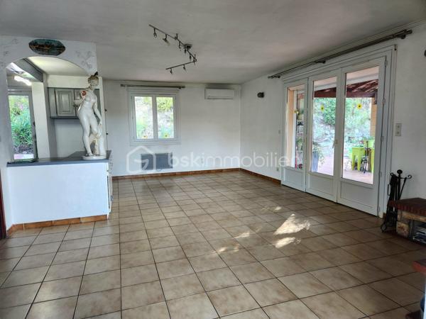 Taradeau !! Situé dans un quartier résidentiel calme et sans vis-à-vis, découvrez cette villa implantée sur un beau terrain de 1303 m² avec piscine.
La maison offre une habitation principale de plain-pied de 75 M2 + loggia 9 M2
Elle se compose comme suit :
1 cuisine américaine équipée
un vaste séjour lumineux donnant sur la terrasse le jardin et la piscine
2 chambres
une salle d’eau
1 wc séparé.
1 dressing
En rez-de-chaussée :
un studio indépendant d’environ 40 m², idéal pour revenu locatif, profession libérale ou accueillir famille et amis
un grand garage / atelier d’environ 40 m²
Les extérieurs proposent un cadre verdoyant, intime et ensoleillé, parfait pour profiter de la terrasse et de la piscine.
Les + du bien :
Climatisation réversible
Volet aluminium
Cheminée
Plusieurs dépendances
Terrain 1303 m²
Piscine
Sans vis-à-vis
Studio indépendant 40 m²
Grand garage / atelier
Bien rare sur le secteur, idéal pour résidence principale avec potentiel locatif