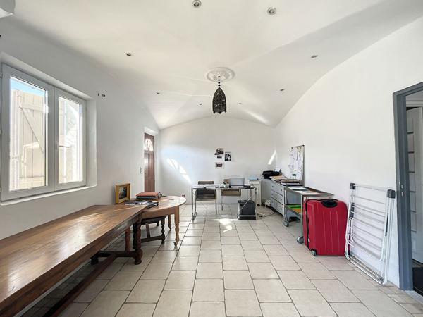 Maison a usage d habitation + hangar et bureaux a Saint Remy De Provence