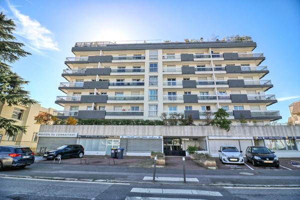 CHEVILLY-LARUE Appartement 2 pièces avec grand balcon, à 280 m du métro