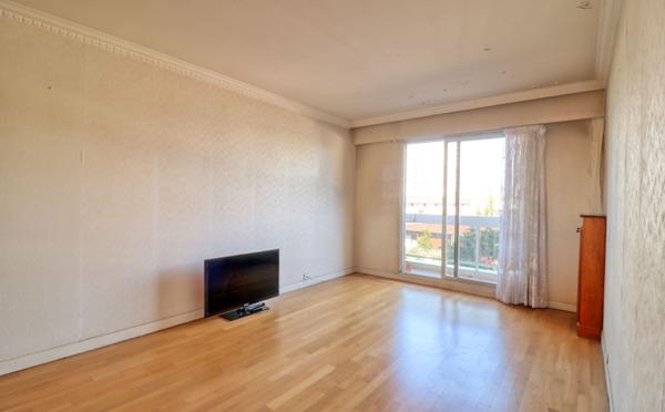 CHEVILLY-LARUE Appartement 2 pièces avec grand balcon, à 280 m du métro