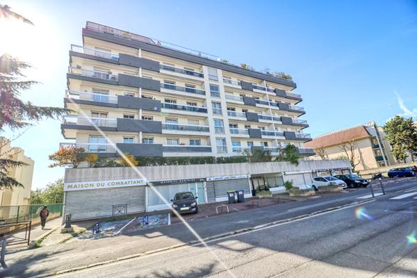 CHEVILLY-LARUE Appartement 2 pièces avec grand balcon, à 280 m du métro