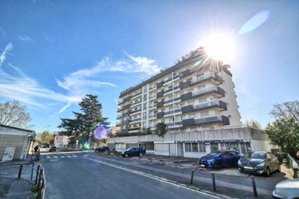 CHEVILLY-LARUE Appartement 2 pièces avec grand balcon, à 280 m du métro