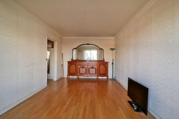 CHEVILLY-LARUE Appartement 2 pièces avec grand balcon, à 280 m du métro