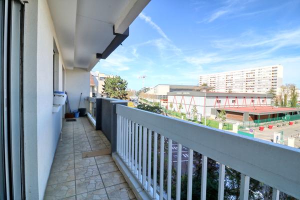 CHEVILLY-LARUE Appartement 2 pièces avec grand balcon, à 280 m du métro