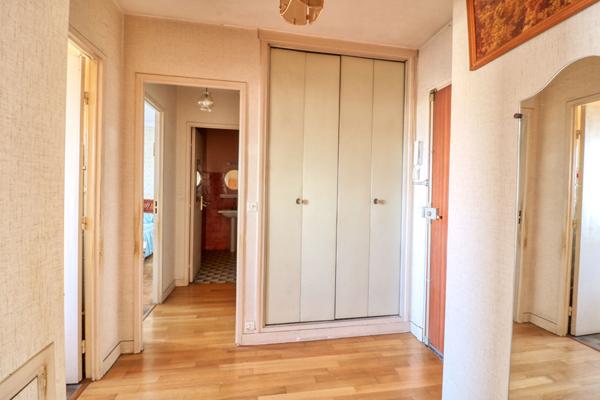 CHEVILLY-LARUE Appartement 2 pièces avec grand balcon, à 280 m du métro