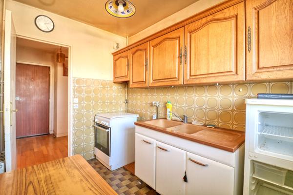 CHEVILLY-LARUE Appartement 2 pièces avec grand balcon, à 280 m du métro