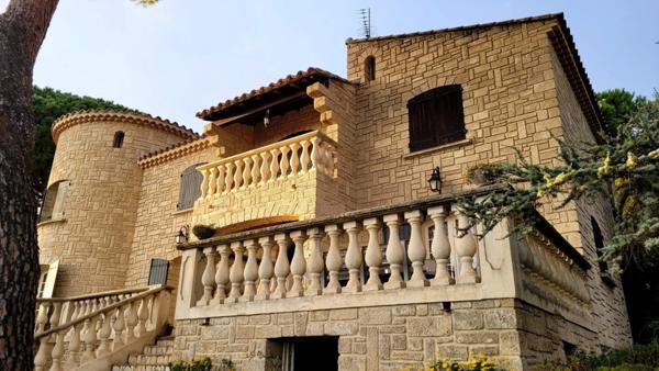 Maison d'exception, 8 pièces LES ANGLES (30)