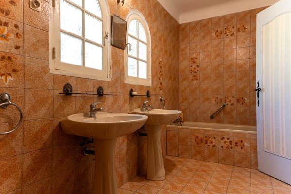 Maison d'exception, 8 pièces LES ANGLES (30)