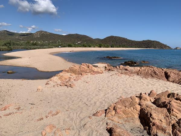 Zonza (20144) Plage à pied dans un havre de verdure