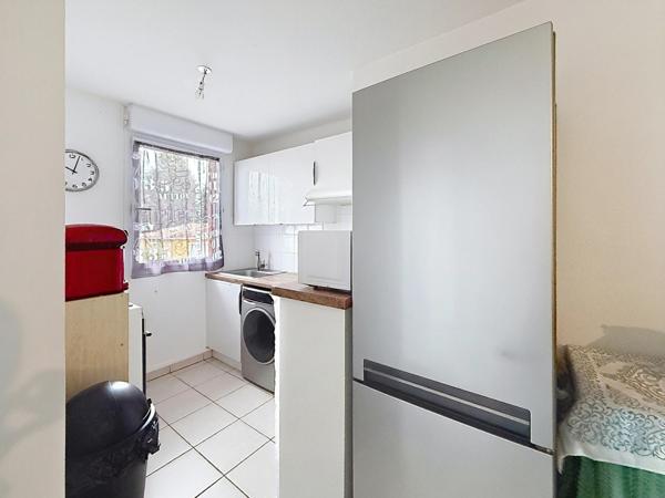 T2 avec balcon – Résidence sécurisée avec piscine – Vendu loué
