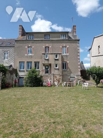 Immeuble à usage mixte à ROSTRENEN