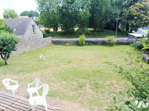 Immeuble à usage mixte à ROSTRENEN