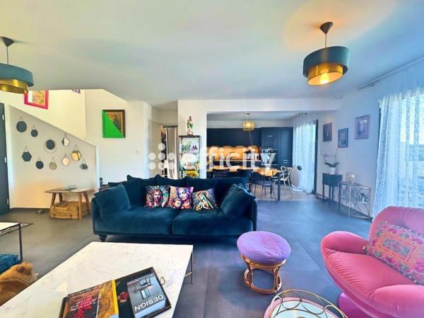 Maison
         5 pièces
        - 120 m² Exclusivité 400 000 € *