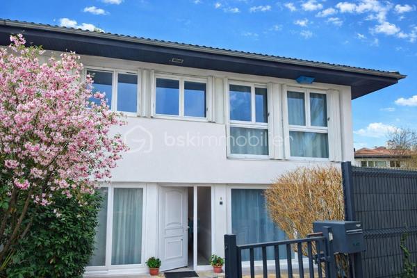 🏡 Maison familiale 4 pièces de 84 m²  – Gretz-Armainvilliers

Située dans un environnement calme et recherché de la résidence Champagne à Gretz-Armainvilliers, cette maison mitoyenne de 84 m² offre un cadre de vie agréable, idéal pour une famille.

Au rez-de-chaussée, vous découvrirez une entrée, un salon lumineux, une cuisine indépendante ainsi qu'un cellier pratique pour le rangement. Ce dernier offre également la possibilité de créer un WC supplémentaire.

À l'étage, la maison dispose de 3 chambres, d'une salle de bain et d'un WC indépendant.

À l'extérieur, vous profiterez d'un extérieur  avec terrasse, parfait pour les repas en famille et les moments de détente. Une place de stationnement privative complète ce bien.

Les plus du bien :

Maison mitoyenne de 84 m²
3 chambres
Cuisine séparée
Salon lumineux
Cellier
Salle de bain
WC indépendant à l'étage
Possibilité de créer un WC au rez-de-chaussée
Jardin avec terrasse
Place de parking privative
Chauffage au gaz

DPE : D
GES : D

💰 Prix de vente : 276 000 €

Une maison saine et fonctionnelle, à remettre à votre goût selon vos envies, offrant un beau potentiel dans un secteur apprécié, proche des écoles, commerces et transports.

📞 Pour plus d'informations ou organiser une visite, contactez-moi dès maintenant.