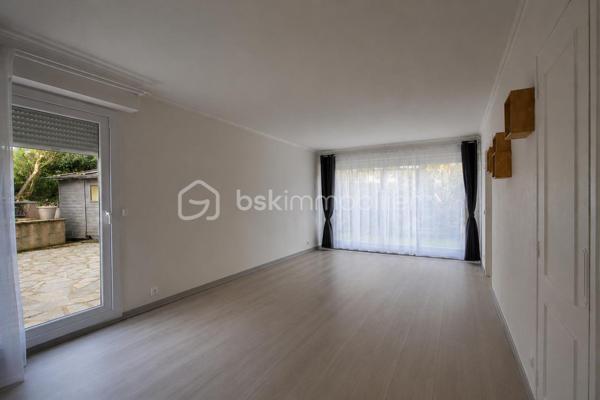 🏡 Maison familiale 4 pièces de 84 m²  – Gretz-Armainvilliers

Située dans un environnement calme et recherché de la résidence Champagne à Gretz-Armainvilliers, cette maison mitoyenne de 84 m² offre un cadre de vie agréable, idéal pour une famille.

Au rez-de-chaussée, vous découvrirez une entrée, un salon lumineux, une cuisine indépendante ainsi qu'un cellier pratique pour le rangement. Ce dernier offre également la possibilité de créer un WC supplémentaire.

À l'étage, la maison dispose de 3 chambres, d'une salle de bain et d'un WC indépendant.

À l'extérieur, vous profiterez d'un extérieur  avec terrasse, parfait pour les repas en famille et les moments de détente. Une place de stationnement privative complète ce bien.

Les plus du bien :

Maison mitoyenne de 84 m²
3 chambres
Cuisine séparée
Salon lumineux
Cellier
Salle de bain
WC indépendant à l'étage
Possibilité de créer un WC au rez-de-chaussée
Jardin avec terrasse
Place de parking privative
Chauffage au gaz

DPE : D
GES : D

💰 Prix de vente : 276 000 €

Une maison saine et fonctionnelle, à remettre à votre goût selon vos envies, offrant un beau potentiel dans un secteur apprécié, proche des écoles, commerces et transports.

📞 Pour plus d'informations ou organiser une visite, contactez-moi dès maintenant.