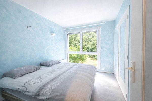 🏡 Maison familiale 4 pièces de 84 m²  – Gretz-Armainvilliers

Située dans un environnement calme et recherché de la résidence Champagne à Gretz-Armainvilliers, cette maison mitoyenne de 84 m² offre un cadre de vie agréable, idéal pour une famille.

Au rez-de-chaussée, vous découvrirez une entrée, un salon lumineux, une cuisine indépendante ainsi qu'un cellier pratique pour le rangement. Ce dernier offre également la possibilité de créer un WC supplémentaire.

À l'étage, la maison dispose de 3 chambres, d'une salle de bain et d'un WC indépendant.

À l'extérieur, vous profiterez d'un extérieur  avec terrasse, parfait pour les repas en famille et les moments de détente. Une place de stationnement privative complète ce bien.

Les plus du bien :

Maison mitoyenne de 84 m²
3 chambres
Cuisine séparée
Salon lumineux
Cellier
Salle de bain
WC indépendant à l'étage
Possibilité de créer un WC au rez-de-chaussée
Jardin avec terrasse
Place de parking privative
Chauffage au gaz

DPE : D
GES : D

💰 Prix de vente : 276 000 €

Une maison saine et fonctionnelle, à remettre à votre goût selon vos envies, offrant un beau potentiel dans un secteur apprécié, proche des écoles, commerces et transports.

📞 Pour plus d'informations ou organiser une visite, contactez-moi dès maintenant.