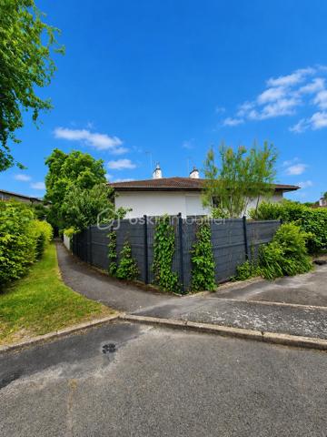 🏡 Maison familiale 4 pièces de 84 m²  – Gretz-Armainvilliers

Située dans un environnement calme et recherché de la résidence Champagne à Gretz-Armainvilliers, cette maison mitoyenne de 84 m² offre un cadre de vie agréable, idéal pour une famille.

Au rez-de-chaussée, vous découvrirez une entrée, un salon lumineux, une cuisine indépendante ainsi qu'un cellier pratique pour le rangement. Ce dernier offre également la possibilité de créer un WC supplémentaire.

À l'étage, la maison dispose de 3 chambres, d'une salle de bain et d'un WC indépendant.

À l'extérieur, vous profiterez d'un extérieur  avec terrasse, parfait pour les repas en famille et les moments de détente. Une place de stationnement privative complète ce bien.

Les plus du bien :

Maison mitoyenne de 84 m²
3 chambres
Cuisine séparée
Salon lumineux
Cellier
Salle de bain
WC indépendant à l'étage
Possibilité de créer un WC au rez-de-chaussée
Jardin avec terrasse
Place de parking privative
Chauffage au gaz

DPE : D
GES : D

💰 Prix de vente : 276 000 €

Une maison saine et fonctionnelle, à remettre à votre goût selon vos envies, offrant un beau potentiel dans un secteur apprécié, proche des écoles, commerces et transports.

📞 Pour plus d'informations ou organiser une visite, contactez-moi dès maintenant.