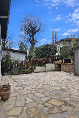 🏡 Maison familiale 4 pièces de 84 m²  – Gretz-Armainvilliers

Située dans un environnement calme et recherché de la résidence Champagne à Gretz-Armainvilliers, cette maison mitoyenne de 84 m² offre un cadre de vie agréable, idéal pour une famille.

Au rez-de-chaussée, vous découvrirez une entrée, un salon lumineux, une cuisine indépendante ainsi qu'un cellier pratique pour le rangement. Ce dernier offre également la possibilité de créer un WC supplémentaire.

À l'étage, la maison dispose de 3 chambres, d'une salle de bain et d'un WC indépendant.

À l'extérieur, vous profiterez d'un extérieur  avec terrasse, parfait pour les repas en famille et les moments de détente. Une place de stationnement privative complète ce bien.

Les plus du bien :

Maison mitoyenne de 84 m²
3 chambres
Cuisine séparée
Salon lumineux
Cellier
Salle de bain
WC indépendant à l'étage
Possibilité de créer un WC au rez-de-chaussée
Jardin avec terrasse
Place de parking privative
Chauffage au gaz

DPE : D
GES : D

💰 Prix de vente : 276 000 €

Une maison saine et fonctionnelle, à remettre à votre goût selon vos envies, offrant un beau potentiel dans un secteur apprécié, proche des écoles, commerces et transports.

📞 Pour plus d'informations ou organiser une visite, contactez-moi dès maintenant.