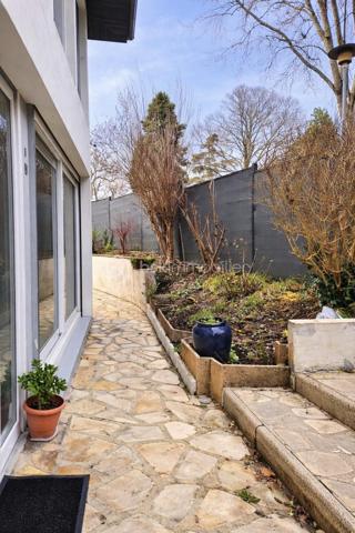 🏡 Maison familiale 4 pièces de 84 m²  – Gretz-Armainvilliers

Située dans un environnement calme et recherché de la résidence Champagne à Gretz-Armainvilliers, cette maison mitoyenne de 84 m² offre un cadre de vie agréable, idéal pour une famille.

Au rez-de-chaussée, vous découvrirez une entrée, un salon lumineux, une cuisine indépendante ainsi qu'un cellier pratique pour le rangement. Ce dernier offre également la possibilité de créer un WC supplémentaire.

À l'étage, la maison dispose de 3 chambres, d'une salle de bain et d'un WC indépendant.

À l'extérieur, vous profiterez d'un extérieur  avec terrasse, parfait pour les repas en famille et les moments de détente. Une place de stationnement privative complète ce bien.

Les plus du bien :

Maison mitoyenne de 84 m²
3 chambres
Cuisine séparée
Salon lumineux
Cellier
Salle de bain
WC indépendant à l'étage
Possibilité de créer un WC au rez-de-chaussée
Jardin avec terrasse
Place de parking privative
Chauffage au gaz

DPE : D
GES : D

💰 Prix de vente : 276 000 €

Une maison saine et fonctionnelle, à remettre à votre goût selon vos envies, offrant un beau potentiel dans un secteur apprécié, proche des écoles, commerces et transports.

📞 Pour plus d'informations ou organiser une visite, contactez-moi dès maintenant.