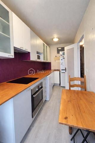 🏡 Maison familiale 4 pièces de 84 m²  – Gretz-Armainvilliers

Située dans un environnement calme et recherché de la résidence Champagne à Gretz-Armainvilliers, cette maison mitoyenne de 84 m² offre un cadre de vie agréable, idéal pour une famille.

Au rez-de-chaussée, vous découvrirez une entrée, un salon lumineux, une cuisine indépendante ainsi qu'un cellier pratique pour le rangement. Ce dernier offre également la possibilité de créer un WC supplémentaire.

À l'étage, la maison dispose de 3 chambres, d'une salle de bain et d'un WC indépendant.

À l'extérieur, vous profiterez d'un extérieur  avec terrasse, parfait pour les repas en famille et les moments de détente. Une place de stationnement privative complète ce bien.

Les plus du bien :

Maison mitoyenne de 84 m²
3 chambres
Cuisine séparée
Salon lumineux
Cellier
Salle de bain
WC indépendant à l'étage
Possibilité de créer un WC au rez-de-chaussée
Jardin avec terrasse
Place de parking privative
Chauffage au gaz

DPE : D
GES : D

💰 Prix de vente : 276 000 €

Une maison saine et fonctionnelle, à remettre à votre goût selon vos envies, offrant un beau potentiel dans un secteur apprécié, proche des écoles, commerces et transports.

📞 Pour plus d'informations ou organiser une visite, contactez-moi dès maintenant.