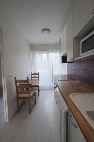 🏡 Maison familiale 4 pièces de 84 m²  – Gretz-Armainvilliers

Située dans un environnement calme et recherché de la résidence Champagne à Gretz-Armainvilliers, cette maison mitoyenne de 84 m² offre un cadre de vie agréable, idéal pour une famille.

Au rez-de-chaussée, vous découvrirez une entrée, un salon lumineux, une cuisine indépendante ainsi qu'un cellier pratique pour le rangement. Ce dernier offre également la possibilité de créer un WC supplémentaire.

À l'étage, la maison dispose de 3 chambres, d'une salle de bain et d'un WC indépendant.

À l'extérieur, vous profiterez d'un extérieur  avec terrasse, parfait pour les repas en famille et les moments de détente. Une place de stationnement privative complète ce bien.

Les plus du bien :

Maison mitoyenne de 84 m²
3 chambres
Cuisine séparée
Salon lumineux
Cellier
Salle de bain
WC indépendant à l'étage
Possibilité de créer un WC au rez-de-chaussée
Jardin avec terrasse
Place de parking privative
Chauffage au gaz

DPE : D
GES : D

💰 Prix de vente : 276 000 €

Une maison saine et fonctionnelle, à remettre à votre goût selon vos envies, offrant un beau potentiel dans un secteur apprécié, proche des écoles, commerces et transports.

📞 Pour plus d'informations ou organiser une visite, contactez-moi dès maintenant.