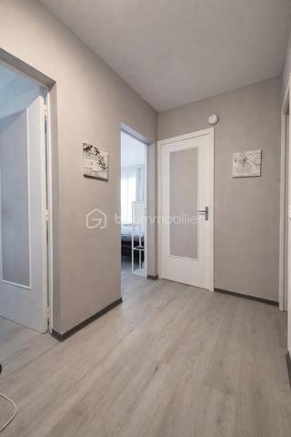 🏡 Maison familiale 4 pièces de 84 m²  – Gretz-Armainvilliers

Située dans un environnement calme et recherché de la résidence Champagne à Gretz-Armainvilliers, cette maison mitoyenne de 84 m² offre un cadre de vie agréable, idéal pour une famille.

Au rez-de-chaussée, vous découvrirez une entrée, un salon lumineux, une cuisine indépendante ainsi qu'un cellier pratique pour le rangement. Ce dernier offre également la possibilité de créer un WC supplémentaire.

À l'étage, la maison dispose de 3 chambres, d'une salle de bain et d'un WC indépendant.

À l'extérieur, vous profiterez d'un extérieur  avec terrasse, parfait pour les repas en famille et les moments de détente. Une place de stationnement privative complète ce bien.

Les plus du bien :

Maison mitoyenne de 84 m²
3 chambres
Cuisine séparée
Salon lumineux
Cellier
Salle de bain
WC indépendant à l'étage
Possibilité de créer un WC au rez-de-chaussée
Jardin avec terrasse
Place de parking privative
Chauffage au gaz

DPE : D
GES : D

💰 Prix de vente : 276 000 €

Une maison saine et fonctionnelle, à remettre à votre goût selon vos envies, offrant un beau potentiel dans un secteur apprécié, proche des écoles, commerces et transports.

📞 Pour plus d'informations ou organiser une visite, contactez-moi dès maintenant.