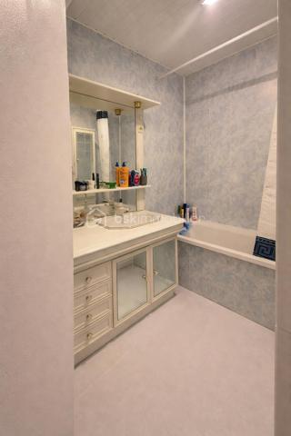 🏡 Maison familiale 4 pièces de 84 m²  – Gretz-Armainvilliers

Située dans un environnement calme et recherché de la résidence Champagne à Gretz-Armainvilliers, cette maison mitoyenne de 84 m² offre un cadre de vie agréable, idéal pour une famille.

Au rez-de-chaussée, vous découvrirez une entrée, un salon lumineux, une cuisine indépendante ainsi qu'un cellier pratique pour le rangement. Ce dernier offre également la possibilité de créer un WC supplémentaire.

À l'étage, la maison dispose de 3 chambres, d'une salle de bain et d'un WC indépendant.

À l'extérieur, vous profiterez d'un extérieur  avec terrasse, parfait pour les repas en famille et les moments de détente. Une place de stationnement privative complète ce bien.

Les plus du bien :

Maison mitoyenne de 84 m²
3 chambres
Cuisine séparée
Salon lumineux
Cellier
Salle de bain
WC indépendant à l'étage
Possibilité de créer un WC au rez-de-chaussée
Jardin avec terrasse
Place de parking privative
Chauffage au gaz

DPE : D
GES : D

💰 Prix de vente : 276 000 €

Une maison saine et fonctionnelle, à remettre à votre goût selon vos envies, offrant un beau potentiel dans un secteur apprécié, proche des écoles, commerces et transports.

📞 Pour plus d'informations ou organiser une visite, contactez-moi dès maintenant.