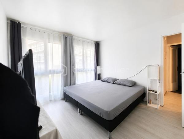 🏡 Maison familiale 4 pièces de 84 m²  – Gretz-Armainvilliers

Située dans un environnement calme et recherché de la résidence Champagne à Gretz-Armainvilliers, cette maison mitoyenne de 84 m² offre un cadre de vie agréable, idéal pour une famille.

Au rez-de-chaussée, vous découvrirez une entrée, un salon lumineux, une cuisine indépendante ainsi qu'un cellier pratique pour le rangement. Ce dernier offre également la possibilité de créer un WC supplémentaire.

À l'étage, la maison dispose de 3 chambres, d'une salle de bain et d'un WC indépendant.

À l'extérieur, vous profiterez d'un extérieur  avec terrasse, parfait pour les repas en famille et les moments de détente. Une place de stationnement privative complète ce bien.

Les plus du bien :

Maison mitoyenne de 84 m²
3 chambres
Cuisine séparée
Salon lumineux
Cellier
Salle de bain
WC indépendant à l'étage
Possibilité de créer un WC au rez-de-chaussée
Jardin avec terrasse
Place de parking privative
Chauffage au gaz

DPE : D
GES : D

💰 Prix de vente : 276 000 €

Une maison saine et fonctionnelle, à remettre à votre goût selon vos envies, offrant un beau potentiel dans un secteur apprécié, proche des écoles, commerces et transports.

📞 Pour plus d'informations ou organiser une visite, contactez-moi dès maintenant.