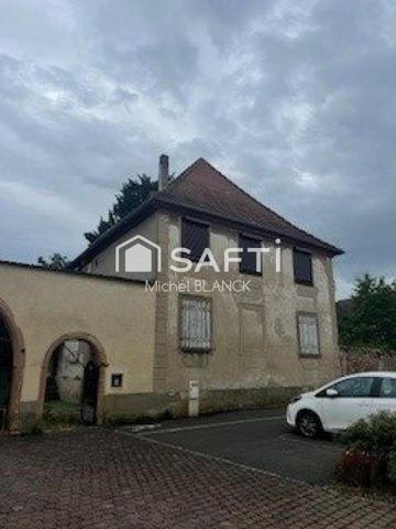 Appartement avec un terrain de 250 m² et des place de parking.