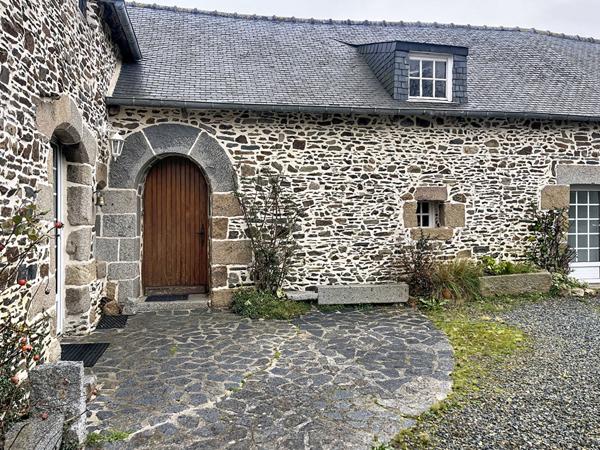 Maison en pierre mitoyenne située au calme à Pordic