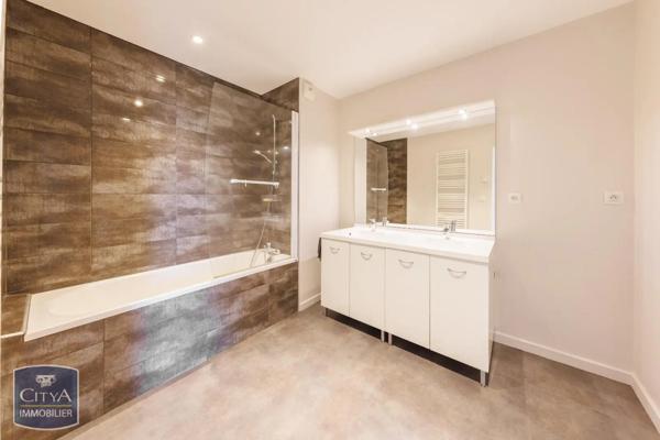 Appartement à louer 2 pièces 77.94m²