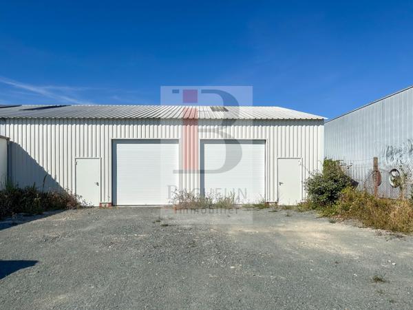 HANGAR 300m2 à FOURAS