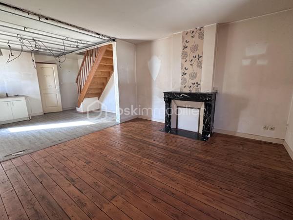 À vendre : immeuble en monopropriété idéalement situé à deux pas de la Place Ducale.

Composition :

-Local professionnel loué 750 € HC/mois
-Maison en fond de cour louée 650 € HC/mois ( possible de découper en 2 logements ).
-Appartement T3 en duplex (anciennement loué 550 € HC/mois – actuellement libre)

➡️ Revenus locatifs en pleine occupation : 1 950 € HC/mois, soit 23 400 € / an
Rentabilité brute ( frais de notaire compris ) : 11,42%

Les + investisseurs :
-Immeuble en monopropriété (pas de syndic)
-Aucune charge à gérer
-Compteurs d’eau individuels, au nom des locataires

Taxe foncière : 2 800 €, dont 960 € pris en charge par le locataire pro (80 €/mois)

Emplacement recherché, centre-ville