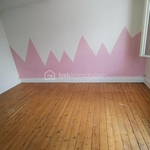 À vendre : immeuble en monopropriété idéalement situé à deux pas de la Place Ducale.

Composition :

-Local professionnel loué 750 € HC/mois
-Maison en fond de cour louée 650 € HC/mois ( possible de découper en 2 logements ).
-Appartement T3 en duplex (anciennement loué 550 € HC/mois – actuellement libre)

➡️ Revenus locatifs en pleine occupation : 1 950 € HC/mois, soit 23 400 € / an
Rentabilité brute ( frais de notaire compris ) : 11,42%

Les + investisseurs :
-Immeuble en monopropriété (pas de syndic)
-Aucune charge à gérer
-Compteurs d’eau individuels, au nom des locataires

Taxe foncière : 2 800 €, dont 960 € pris en charge par le locataire pro (80 €/mois)

Emplacement recherché, centre-ville