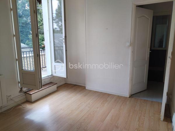 À vendre : immeuble en monopropriété idéalement situé à deux pas de la Place Ducale.

Composition :

-Local professionnel loué 750 € HC/mois
-Maison en fond de cour louée 650 € HC/mois ( possible de découper en 2 logements ).
-Appartement T3 en duplex (anciennement loué 550 € HC/mois – actuellement libre)

➡️ Revenus locatifs en pleine occupation : 1 950 € HC/mois, soit 23 400 € / an
Rentabilité brute ( frais de notaire compris ) : 11,42%

Les + investisseurs :
-Immeuble en monopropriété (pas de syndic)
-Aucune charge à gérer
-Compteurs d’eau individuels, au nom des locataires

Taxe foncière : 2 800 €, dont 960 € pris en charge par le locataire pro (80 €/mois)

Emplacement recherché, centre-ville
