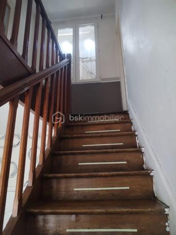 À vendre : immeuble en monopropriété idéalement situé à deux pas de la Place Ducale.

Composition :

-Local professionnel loué 750 € HC/mois
-Maison en fond de cour louée 650 € HC/mois ( possible de découper en 2 logements ).
-Appartement T3 en duplex (anciennement loué 550 € HC/mois – actuellement libre)

➡️ Revenus locatifs en pleine occupation : 1 950 € HC/mois, soit 23 400 € / an
Rentabilité brute ( frais de notaire compris ) : 11,42%

Les + investisseurs :
-Immeuble en monopropriété (pas de syndic)
-Aucune charge à gérer
-Compteurs d’eau individuels, au nom des locataires

Taxe foncière : 2 800 €, dont 960 € pris en charge par le locataire pro (80 €/mois)

Emplacement recherché, centre-ville