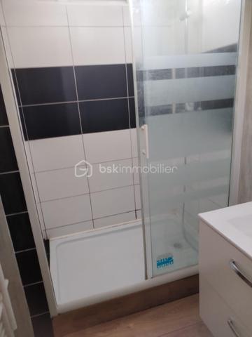 À vendre : immeuble en monopropriété idéalement situé à deux pas de la Place Ducale.

Composition :

-Local professionnel loué 750 € HC/mois
-Maison en fond de cour louée 650 € HC/mois ( possible de découper en 2 logements ).
-Appartement T3 en duplex (anciennement loué 550 € HC/mois – actuellement libre)

➡️ Revenus locatifs en pleine occupation : 1 950 € HC/mois, soit 23 400 € / an
Rentabilité brute ( frais de notaire compris ) : 11,42%

Les + investisseurs :
-Immeuble en monopropriété (pas de syndic)
-Aucune charge à gérer
-Compteurs d’eau individuels, au nom des locataires

Taxe foncière : 2 800 €, dont 960 € pris en charge par le locataire pro (80 €/mois)

Emplacement recherché, centre-ville