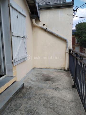 À vendre : immeuble en monopropriété idéalement situé à deux pas de la Place Ducale.

Composition :

-Local professionnel loué 750 € HC/mois
-Maison en fond de cour louée 650 € HC/mois ( possible de découper en 2 logements ).
-Appartement T3 en duplex (anciennement loué 550 € HC/mois – actuellement libre)

➡️ Revenus locatifs en pleine occupation : 1 950 € HC/mois, soit 23 400 € / an
Rentabilité brute ( frais de notaire compris ) : 11,42%

Les + investisseurs :
-Immeuble en monopropriété (pas de syndic)
-Aucune charge à gérer
-Compteurs d’eau individuels, au nom des locataires

Taxe foncière : 2 800 €, dont 960 € pris en charge par le locataire pro (80 €/mois)

Emplacement recherché, centre-ville